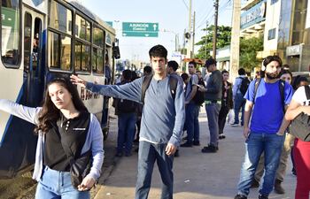 Desde hace varios meses, pasajeros denuncian reguladas de buses. Cetrapam ahora dice que es por falta de pago de subsidio.
