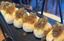 Chipacito mandi´o con chutney de dulce de mamón y cebolla.