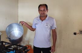 Virgilio Alarcón, director de la escuela básica N° 1937 Aníbal Álvarez de Domingo Martínez de Irala muestra que la olla donde se prepara el almuerzo escolar está vacía.