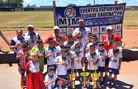 Los flamantes campeones y la delegación guaraní en Goioerê, Estado de Paraná, Brasil.