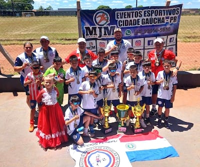 Los flamantes campeones y la delegación guaraní en Goioerê, Estado de Paraná, Brasil.