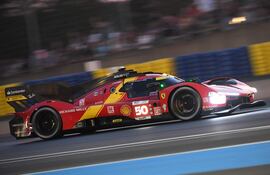 El piloto italiano Antonio Fuoco con el Ferrari 499P Hypercar WEC (50) durante la sesión de prácticas previas a la mítica carrera que cumple 100 ediciones.
