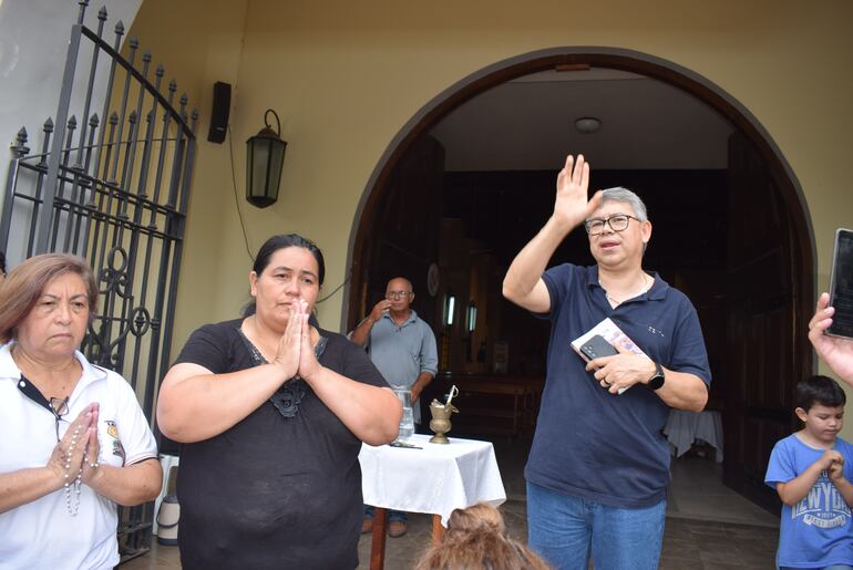 El párroco Cirilo Martínez bendijo los vehículos y a los feligreses presentes durante el rezo del Ángelus.