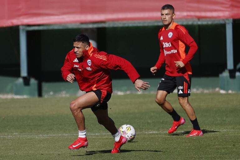El jugador de la selección chilena de fútbol Alexis Sánchez (i) y Charles Aranguiz (d) participa de un entrenamiento en el complejo deportivo Juan Pinto Durán este martes, en Santiago (Chile). 