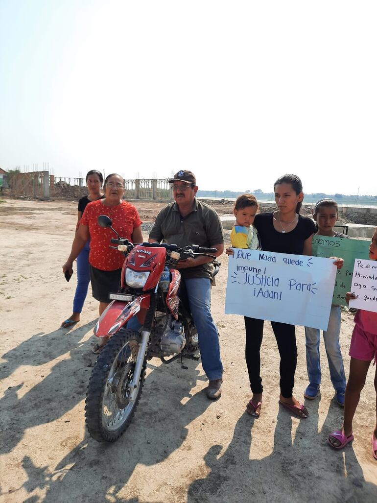 Queremos justicia para Adán, pidieron los manifestantes durante la protesta en Bahía Negra, por la inacción del Ministerio Público.