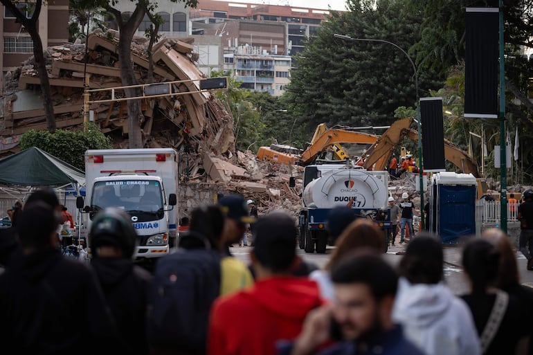 Rescatistas trabajan en una zona afectada por un terremoto, en Caracas (Venezuela).