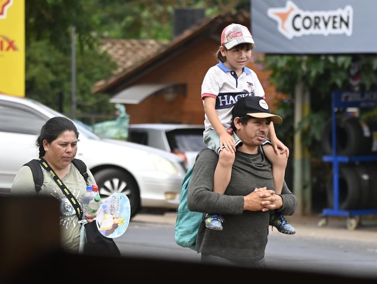 Pedro Resquín y María Arce, junto a su hijo de cinco años. Piden por su hija desaparecida hace un año.