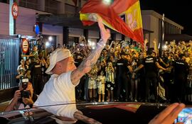 Aficionados del Betis recibieron ayer a Antony Dos Santos (i) en el aeropuerto de Sevilla.