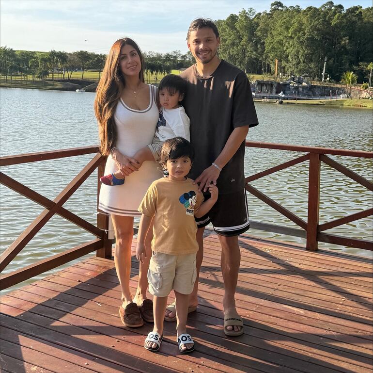 ¡Hermosa familia! Ángel Romero y Gabriela Miskinich con sus hijos Ciro y Zadquiel. (Instagram/Ángel Romero)