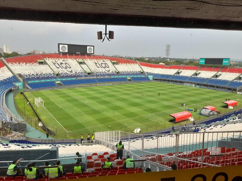 Así se encuentra el Defensores, esperando a la gente y a la ALbirroja