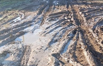 El camino de acceso a los barrios Ytororó, Aurora y Colinas de Pilar está convertido en lodazal.