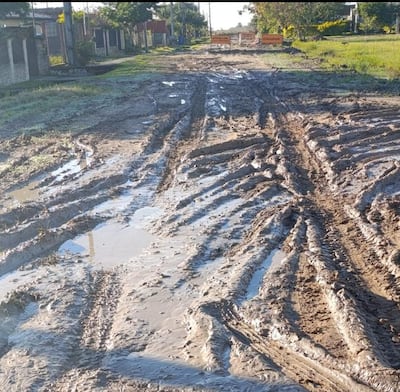 El camino de acceso a los barrios Ytororó, Aurora y Colinas de Pilar está convertido en lodazal.