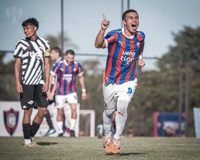 Festejo de Edgar Páez, autor de un triplete ante Libertad.