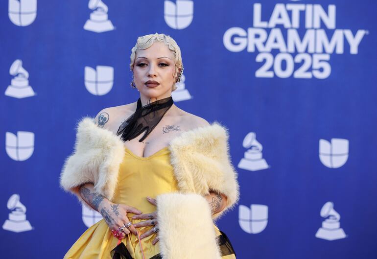 La cantante chilena Mon Laferte a su paso por la red carpet de los Latin Grammy Awards 2025 en el MGM Grand Garden Arena de Las Vegas. (EFE/EPA/CRISTOBAL HERRERA-ULASHKEVICH)
