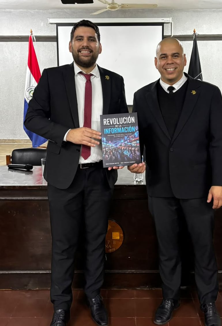 Los autores Hugo Vergara Mattio y Raúl González Barboza muestran su libro.