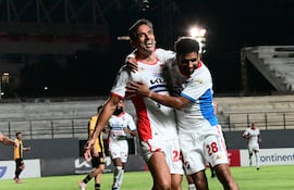 El experimentado delantero de Nacional, Roque Santa Cruz festeja el tanto anotado a Guaraní, acompañado por Alejandro Samudio.