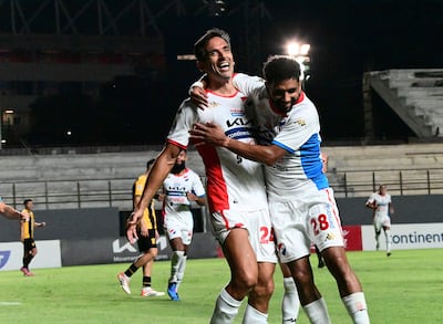 El experimentado delantero de Nacional, Roque Santa Cruz festeja el tanto anotado a Guaraní, acompañado por Alejandro Samudio.