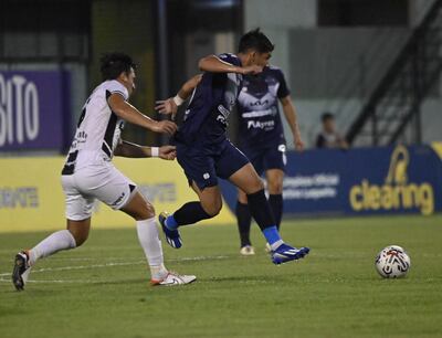 Aldo Maíz trata de dominar el balón ante la marca de Marcelo Paredes