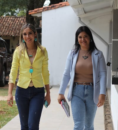 Patricia Corvalán y Mercedes Medina "verificando" obras realizadas con dinero de los contribuyentes..