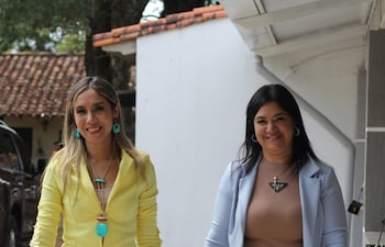 Patricia Corvalán y Mercedes Medina "verificando" obras realizadas con dinero de los contribuyentes..
