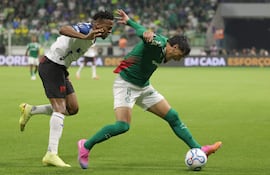 Gustavo Gómez cubre el esférico ante Michael Estrada, durante el partido de ida. El paraguayo no podrá jugar la revancha de este miércoles, fijada para las 19:00, por acumulación de tarjetas amarillas.
