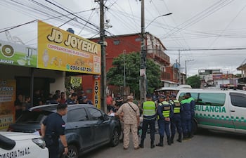 Dueño de joyería se salvó junto a su empleada gracias a que se refugiaron en el baño.