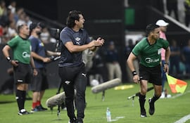 El entrenador de Libertad, Nelson Haedo Valdez animando a sus dirigidos en el duelo ante Recoleta FC, por la segunda fecha del torneo Clausura 2026.