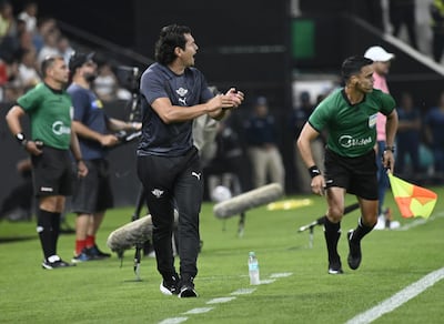 El entrenador de Libertad, Nelson Haedo Valdez animando a sus dirigidos en el duelo ante Recoleta FC, por la segunda fecha del torneo Clausura 2026.