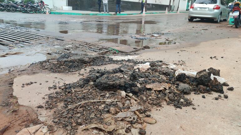 La capa asfáltica se desprende y se acumula agua en el sitio por la avería de caños.
