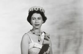 La reina Isabel II, en 1956, luciendo un vestido creado por Sir Norman Hartnell.
