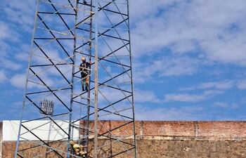 El hombre trepó la torre del Estadio Río Parapití y permaneció en lo alto por más de una hora.