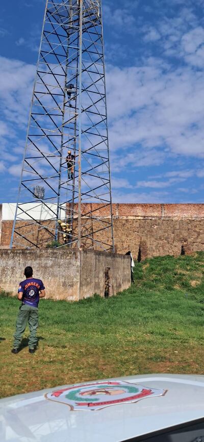 El hombre trepó la torre del Estadio Río Parapití y permaneció en lo alto por más de una hora.