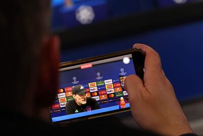 Un periodista graba la conferencia de Thomas Tuchel, entrenador del Bayern Múnich, en el Old Trafford, en Manchester.