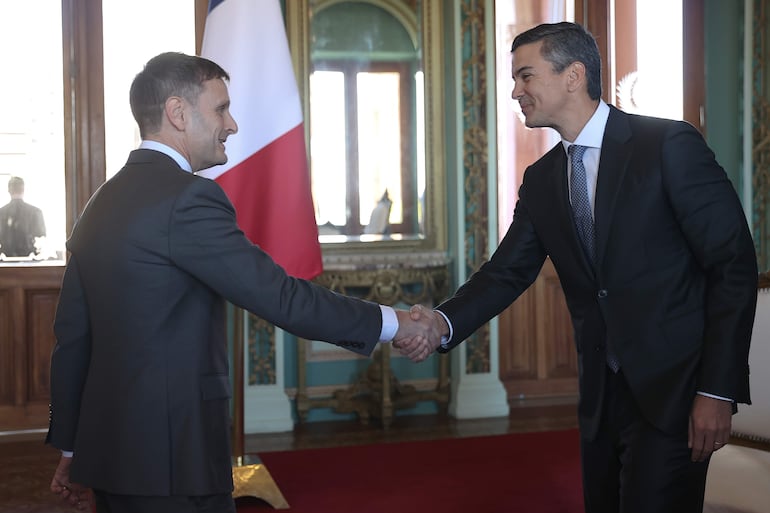El presidente de Paraguay, Santiago Peña (d) recibe al nuevo embajador de Francia en Paraguay, Jean-Philippe Gavois.