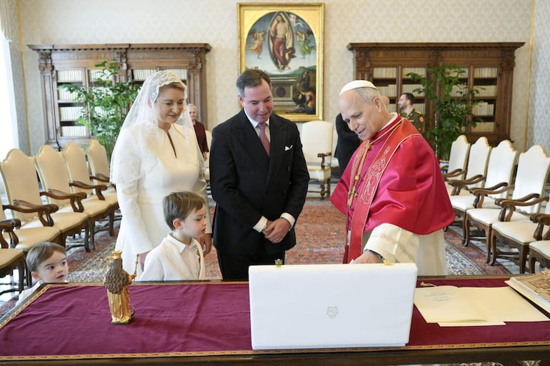 Los duques Guillermo y Estefanía conversando con el papa León XIV ante las curiosas miradas de los peques Charles y François. (EFE/EPA/VATICAN MEDIA HANDOUT)
