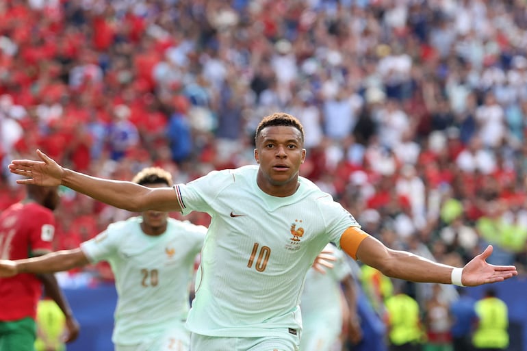 El delantero de Francia, Kylian Mbappé, celebra tras anotar el primer gol de su equipo durante el partido de cuartos de final del torneo de fútbol de la Copa Mundial 2026 entre Francia y Marruecos en el Boston Stadium en Foxborough.