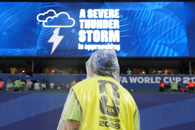 Un voluntario de la FIFA observa un anuncio de tormenta eléctrica severa este lunes, en un partido del grupo I del Mundial de la FIFA 2026 entre Francia e Irak en el estadio Lincoln Financial Field en Filadelfia (Estados Unidos). El inicio del segundo tiempo del partido entre Francia e Irak del Grupo I fue suspendido debido a una tormenta eléctrica.