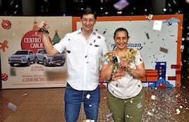 Shopping Multiplaza: Juan Carlos Colmán y María Liz Arce recibieron las llaves de sus respectivas camionetas 0 km.