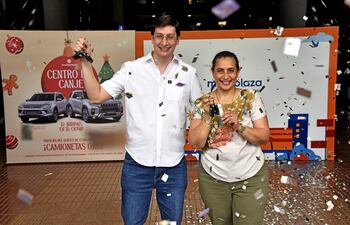 Shopping Multiplaza: Juan Carlos Colmán y María Liz Arce recibieron las llaves de sus respectivas camionetas 0 km.