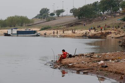 Imagen ilustrativa: personas alrededor del río Paraguay en Asunción.