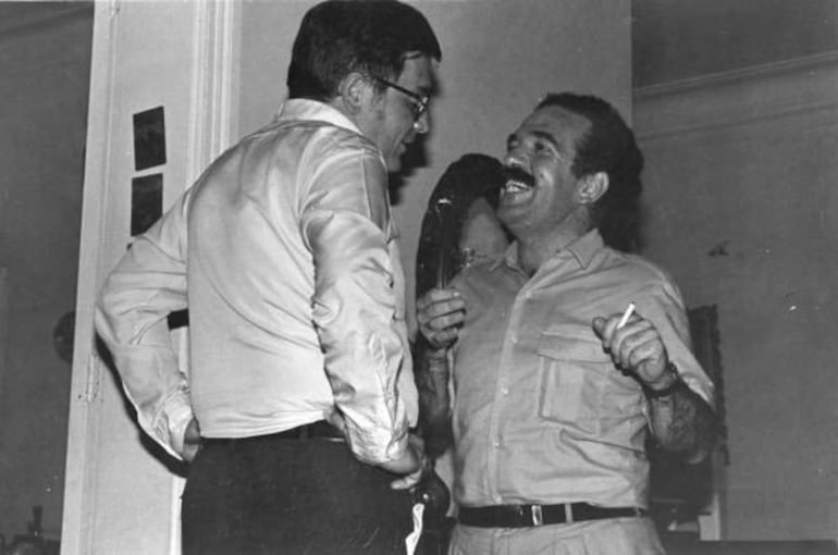 Un risueño Chema Salcedo (a la derecha) acorralado por un colega bastante más grande que él