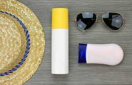 Los dermatólogos recomiendan usar bloqueadores solares siempre que se esté expuesto al sol, especialmente en horarios pico, mientras que los bronceadores deben utilizarse con precaución, ya que ofrecen una protección más limitada.