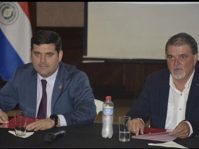 El SENACSA y la FUNDASSA firmaron el pasado lunes un convenio de cooperación sobre Brucelosis Bovina.
Este acuerdo permite unir esfuerzos para el cumplimiento eficiente y eficaz de los objetivos del Programa Nacional de Control, Prevención y Erradicación de la Brucelosis bovina, en el componente de caracterización de riesgo en establecimientos ganaderos de carne.
El presidente del SENACSA, Dr. José Carlos Martin, con el presidente de la FUNDASSA, Dr.Daniel Prieto, durante la firma de convenio en el marco del plan de erradicación de la brucelosis bovina.