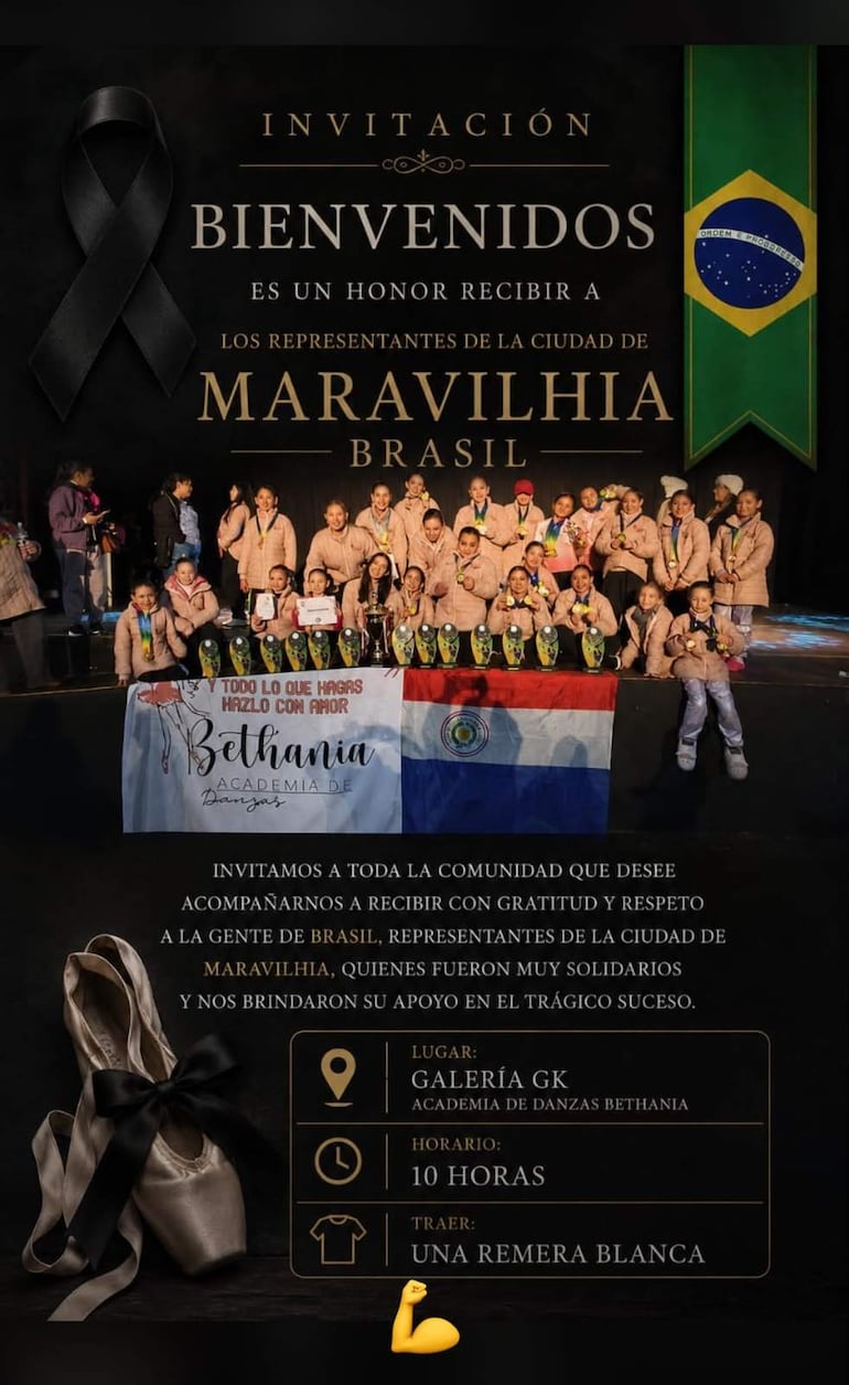 Veinticinco bailarinas en chaquetas beige sostienen trofeos y medallas en un evento con un ambiente oscuro y decoraciones solemnes.