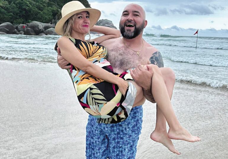 El imputado Orlando Arévalo junto a su esposa Carol González.