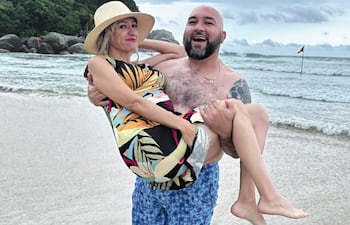 El imputado Orlando Arévalo junto a su esposa Carol González.