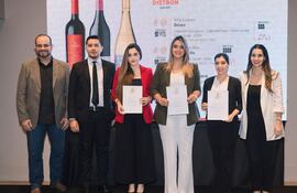 Representantes de Distron Import al recibir los reconocimientos de La Vinoguía Paraguay.