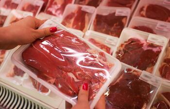 Paquetes de carne envasada, dispuesta para la venta en el refrigerador de un supermercado.
