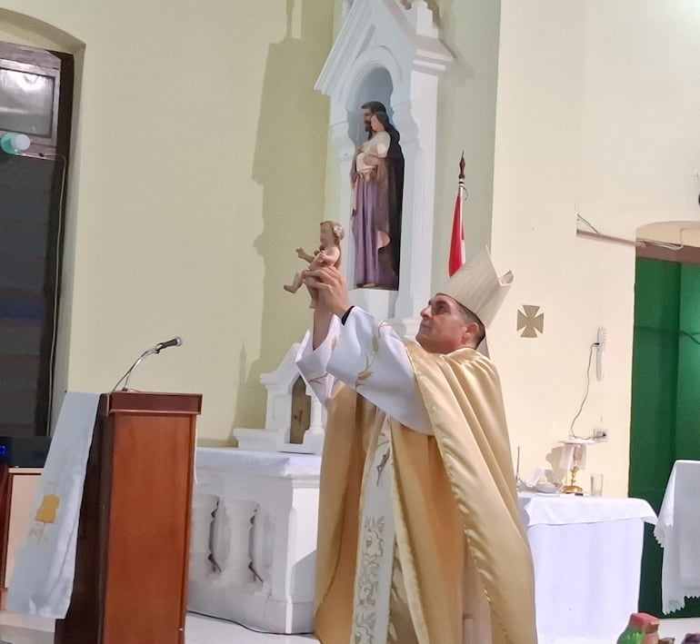 Monseñor Gabriel Escobar, obispo del Chaco con la imagen del niño Dios, en la misa de noche buena, en la catedral de Fuerte Olimpo.