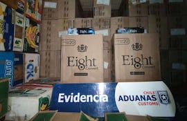 Entre el cargamento de cigarrillos de contrabando incautado en Chile, se observa cajas de la marca Eight elaborados por Tabesa,